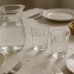 Bere acqua durante i pasti: ecco cosa succede al nostro corpo
